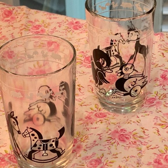 Adorable 1940s Juice/Kids Drinking Glasses (set of 4) - Picture 5 of 16